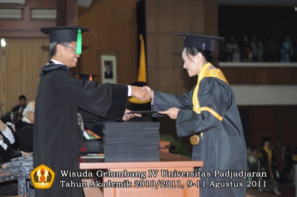 wisuda-fk-oleh-dekan-190