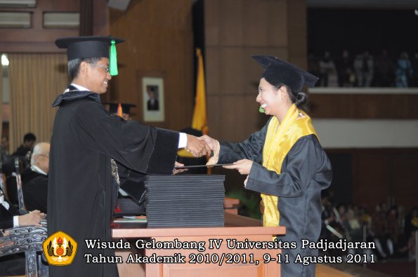 wisuda-fk-oleh-dekan-193