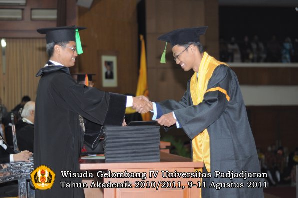 wisuda-fk-oleh-dekan-194