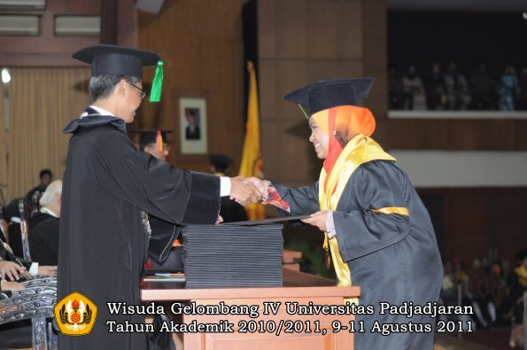 wisuda-fk-oleh-dekan-195