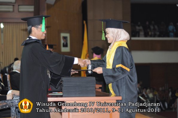 wisuda-fk-oleh-dekan-198