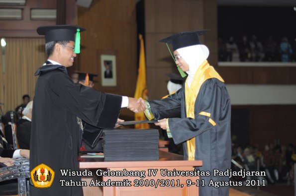 wisuda-fk-oleh-dekan-200