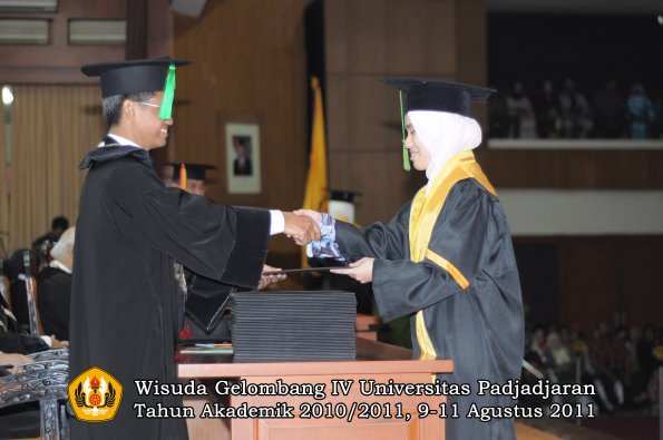 wisuda-fk-oleh-dekan-201