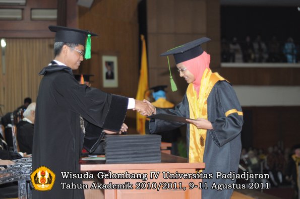 wisuda-fk-oleh-dekan-205