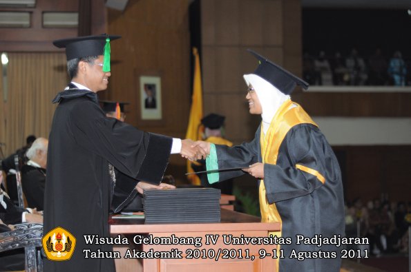 wisuda-fk-oleh-dekan-209