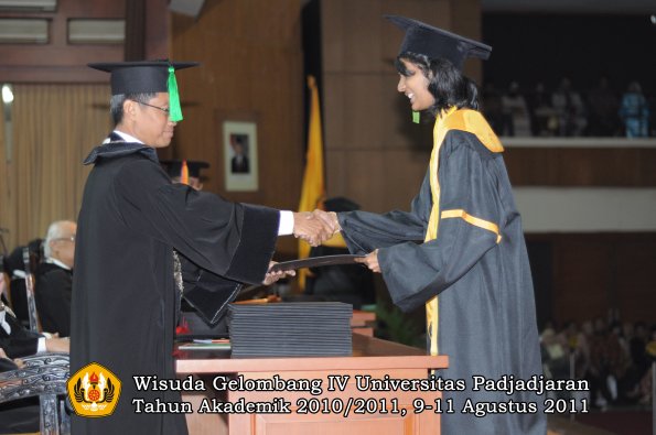 wisuda-fk-oleh-dekan-210