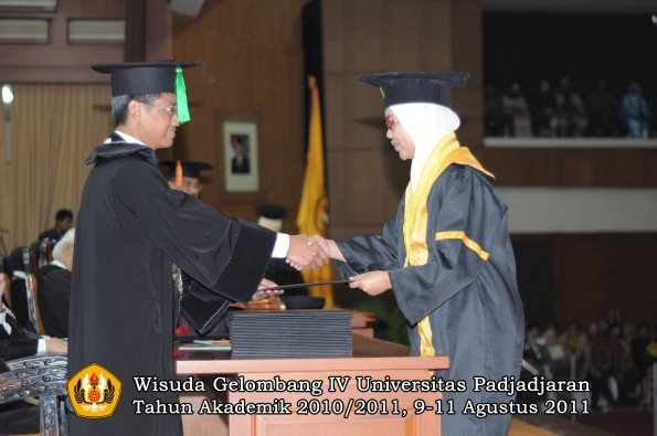 wisuda-fk-oleh-dekan-214