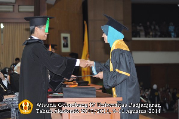 wisuda-fk-oleh-dekan-219