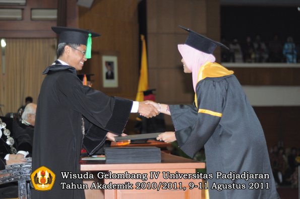 wisuda-fk-oleh-dekan-221