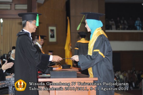 wisuda-fk-oleh-dekan-223