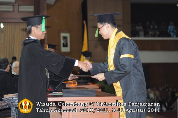 wisuda-fk-oleh-dekan-225