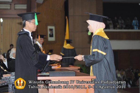 wisuda-fk-oleh-dekan-228