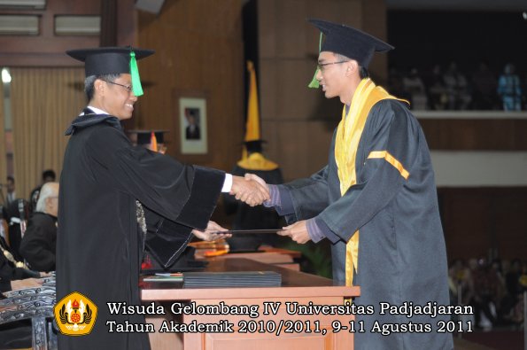 wisuda-fk-oleh-dekan-231