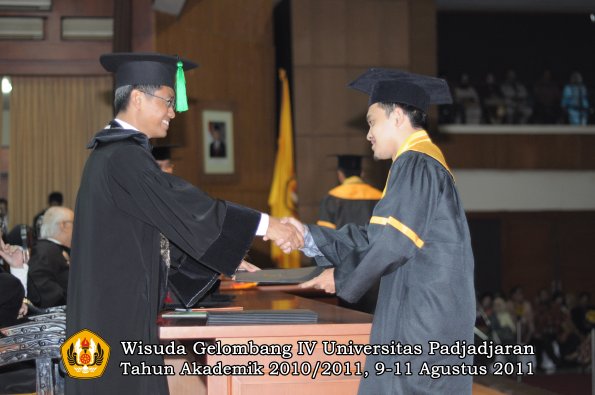 wisuda-fk-oleh-dekan-233