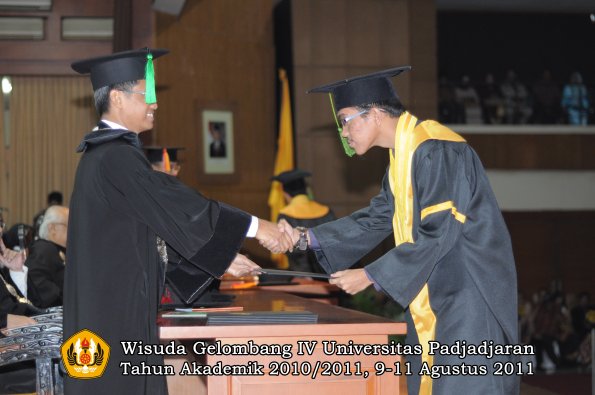 wisuda-fk-oleh-dekan-234