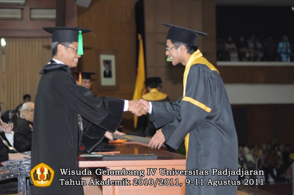 wisuda-fk-oleh-dekan-235