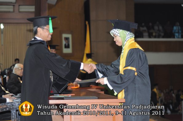 wisuda-fk-oleh-dekan-236