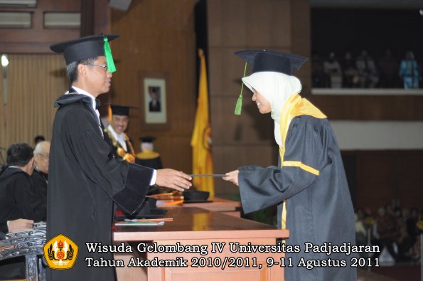 wisuda-fk-oleh-dekan-237