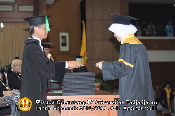 wisuda-fk-oleh-dekan-239