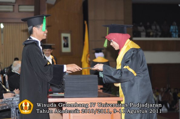 wisuda-fk-oleh-dekan-240