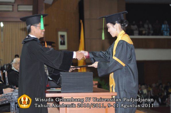 wisuda-fk-oleh-dekan-242