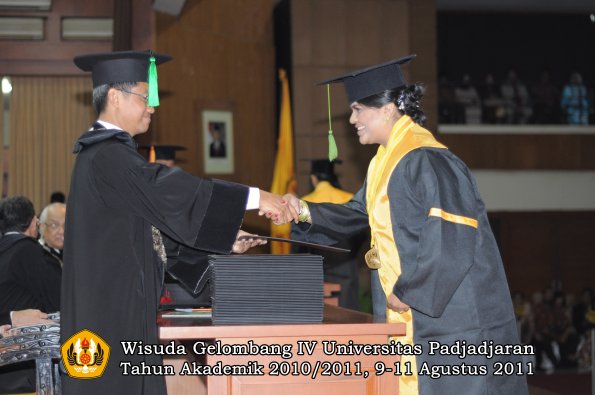 wisuda-fk-oleh-dekan-244