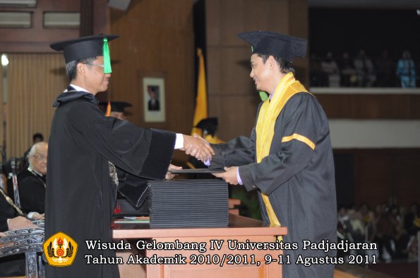 wisuda-fk-oleh-dekan-245