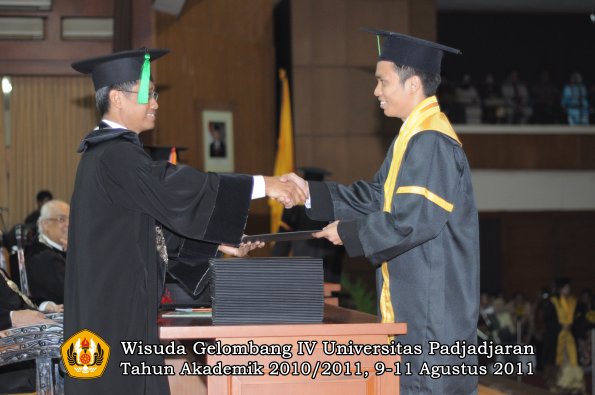 wisuda-fk-oleh-dekan-246