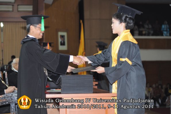 wisuda-fk-oleh-dekan-247