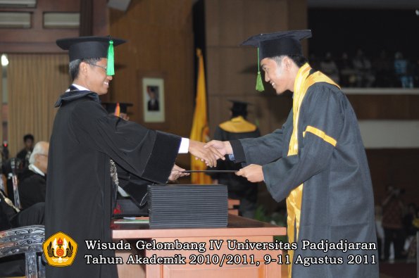 wisuda-fk-oleh-dekan-249