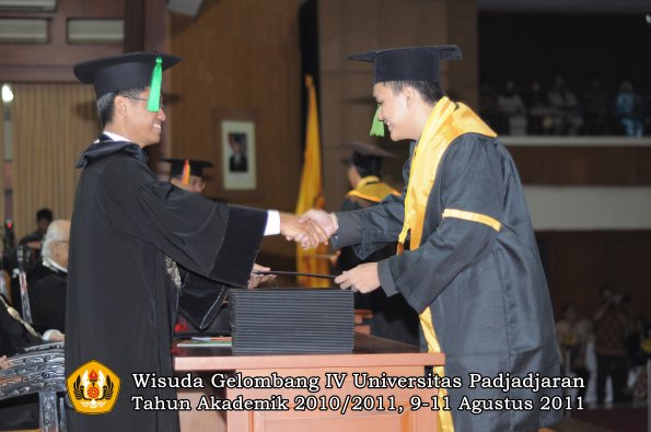 wisuda-fk-oleh-dekan-250