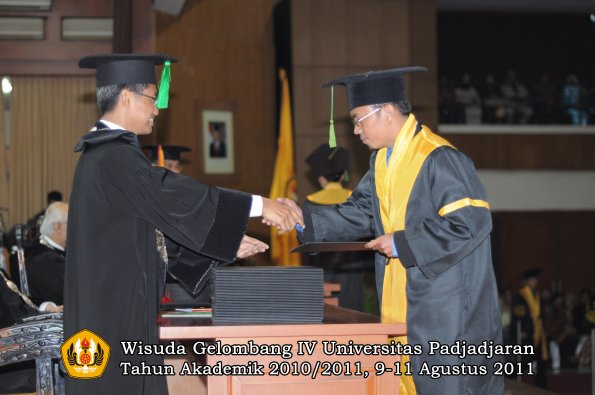 wisuda-fk-oleh-dekan-252