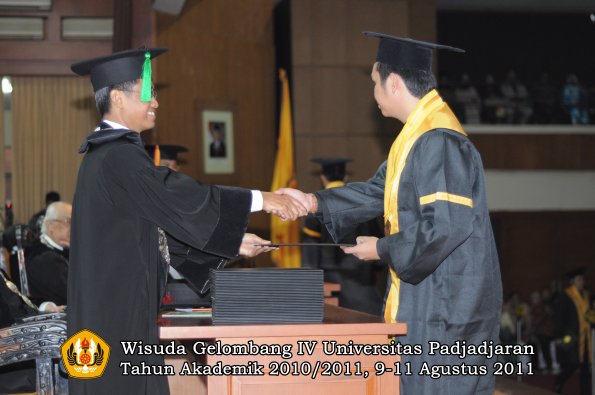 wisuda-fk-oleh-dekan-253