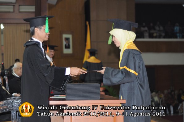 wisuda-fk-oleh-dekan-254