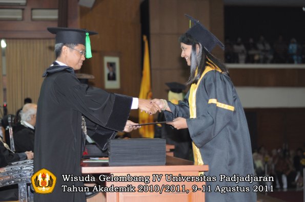 wisuda-fk-oleh-dekan-255