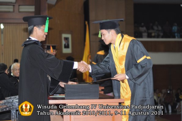 wisuda-fk-oleh-dekan-257