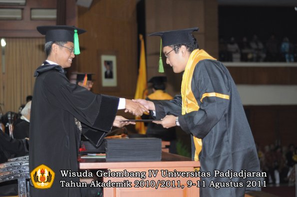 wisuda-fk-oleh-dekan-259