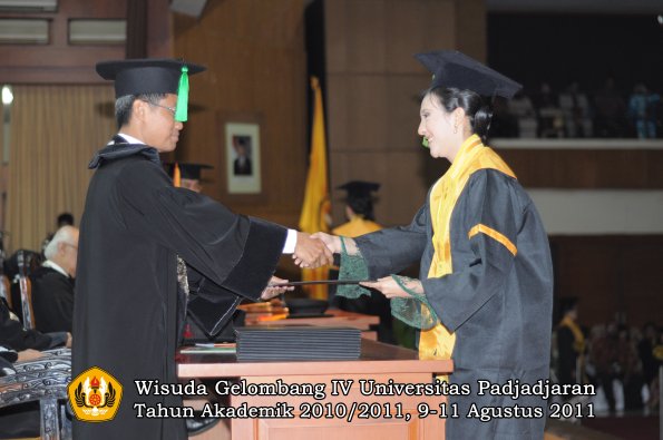 wisuda-fk-oleh-dekan-270