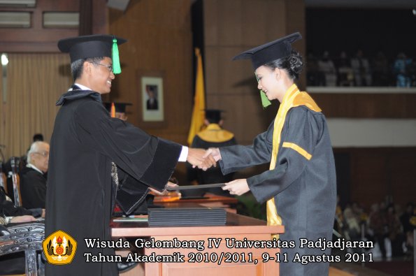 wisuda-fk-oleh-dekan-273