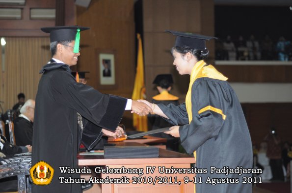 wisuda-fk-oleh-dekan-274