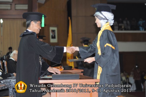 wisuda-fk-oleh-dekan-275