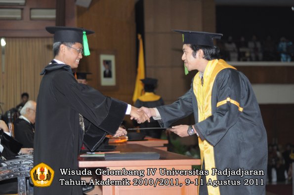 wisuda-fk-oleh-dekan-280