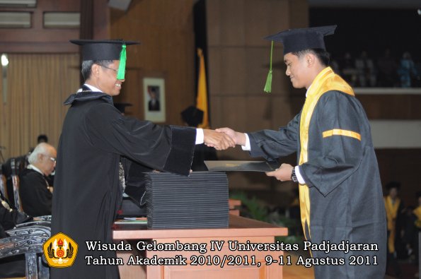 wisuda-fk-oleh-dekan-287