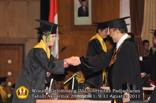 wisuda-fk-oleh-rektor-007