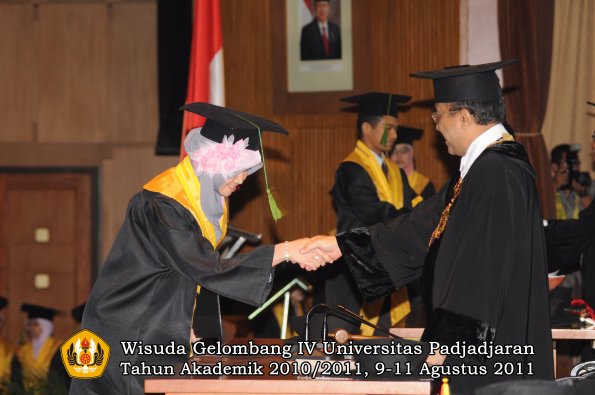 wisuda-fk-oleh-rektor-020