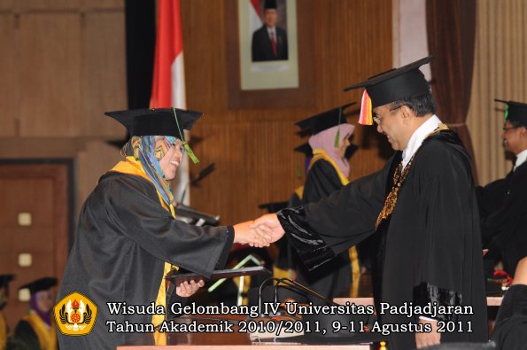 wisuda-fk-oleh-rektor-033