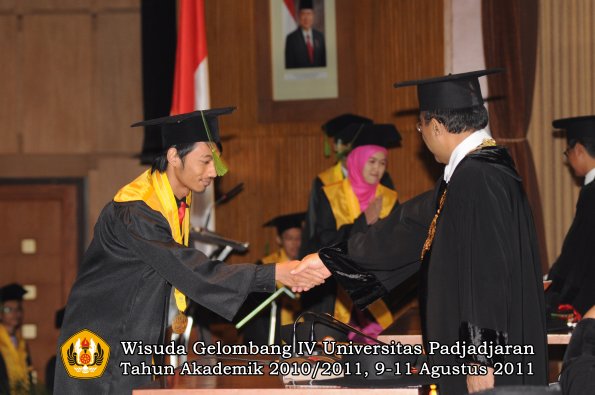 wisuda-fk-oleh-rektor-042