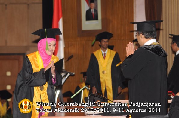 wisuda-fk-oleh-rektor-043