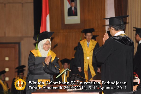 wisuda-fk-oleh-rektor-045