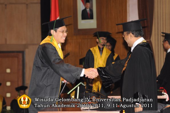 wisuda-fk-oleh-rektor-046